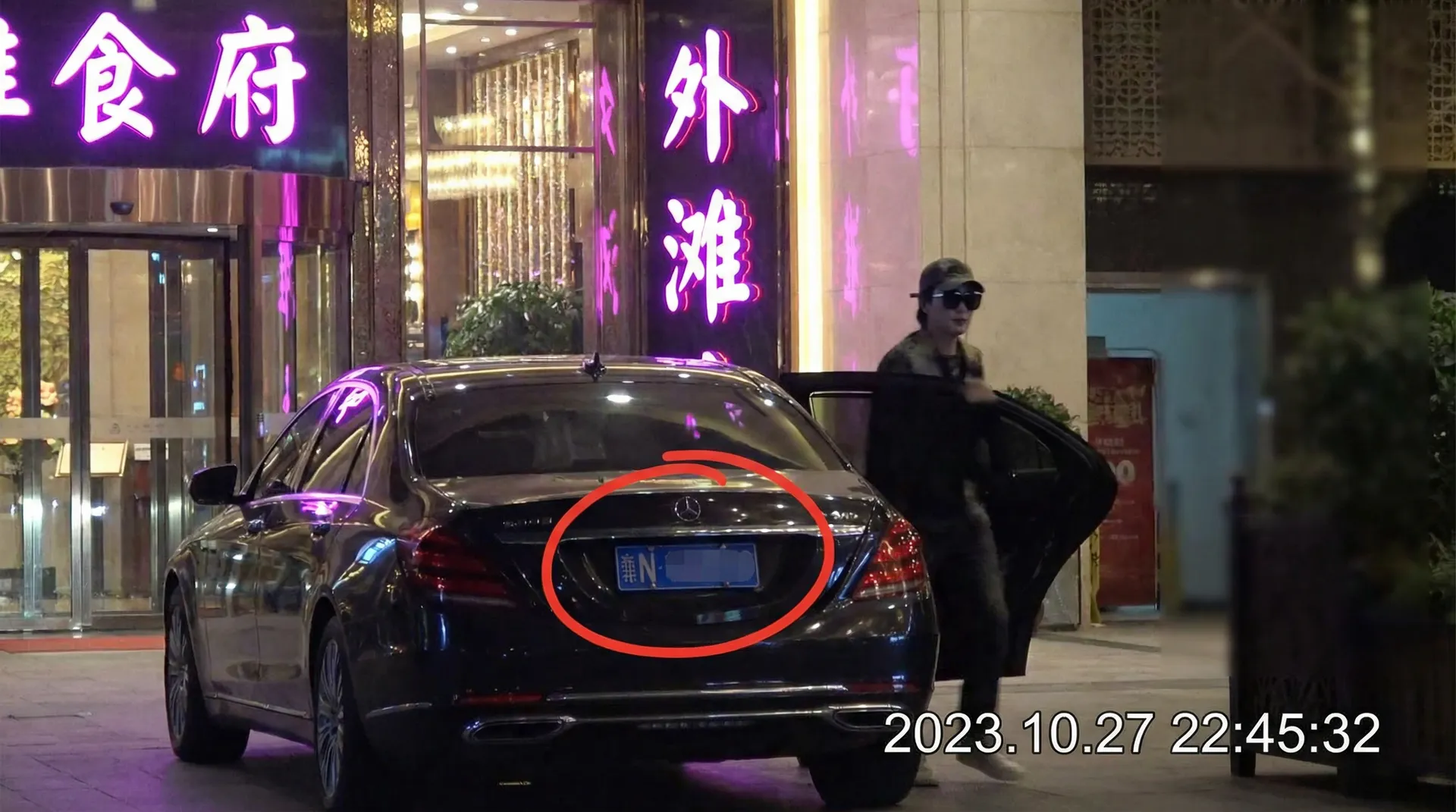 【国产美女a片】国产美女a片官网 - 最新资讯国产美女a片传媒聚集地 - 豪车餐厅外偷拍